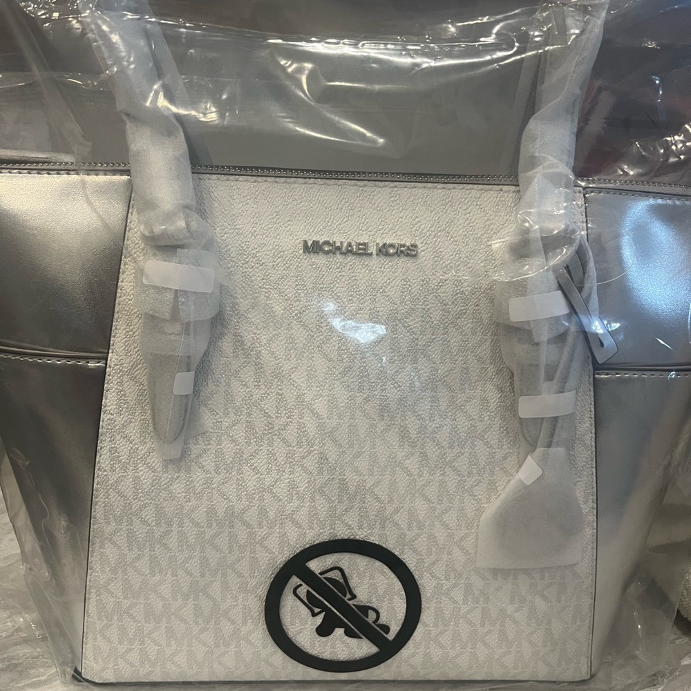 NWT** MK purse has two pockets on each side & a zipper/pocket inside